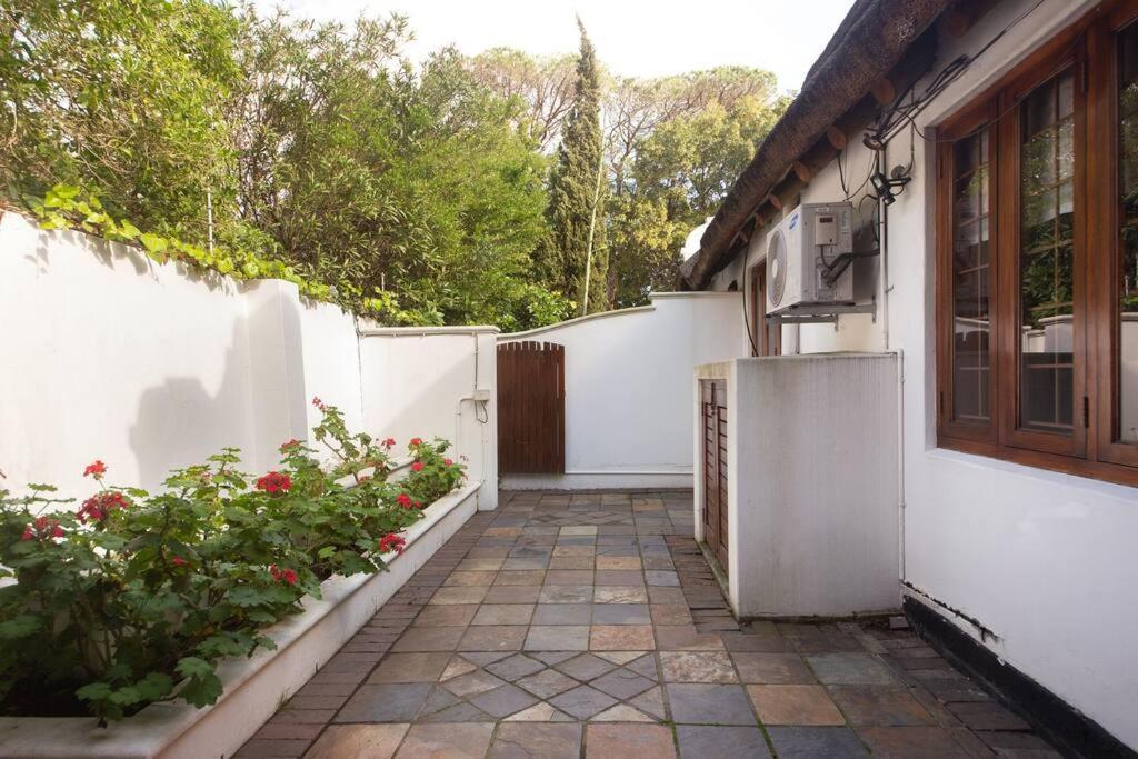 Mawethu Peaceful Garden With Covered Pool And Braai Area Kaapstad Buitenkant foto