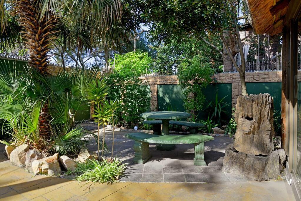 Mawethu Peaceful Garden With Covered Pool And Braai Area Kaapstad Buitenkant foto