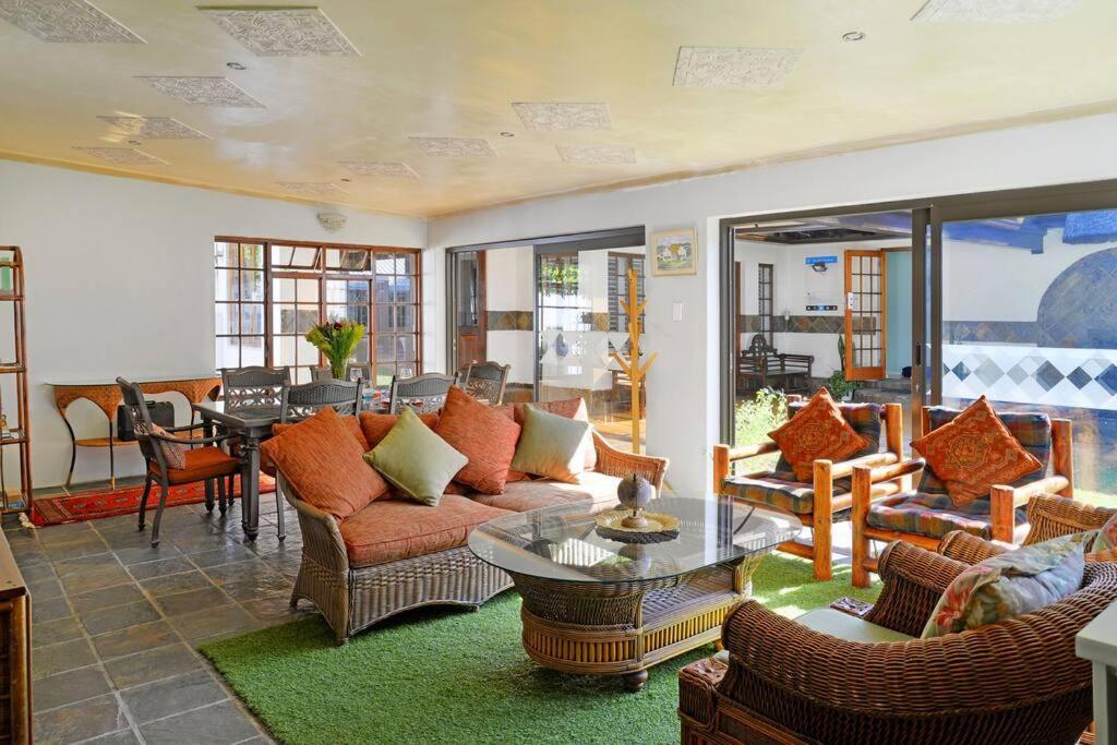Mawethu Peaceful Garden With Covered Pool And Braai Area Kaapstad Buitenkant foto