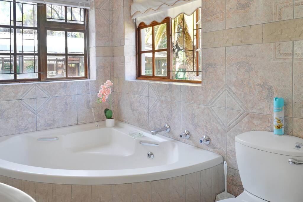 Mawethu Peaceful Garden With Covered Pool And Braai Area Kaapstad Buitenkant foto