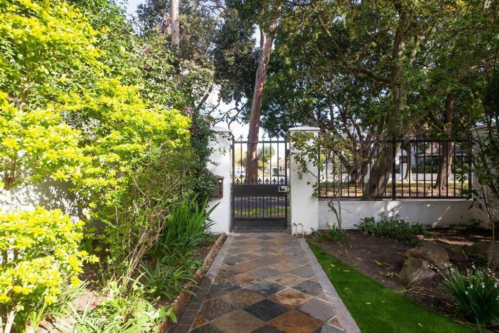 Mawethu Peaceful Garden With Covered Pool And Braai Area Kaapstad Buitenkant foto